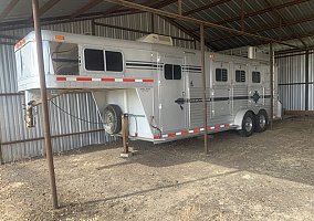 1999 Elite Horse Trailer in Seguin, Texas