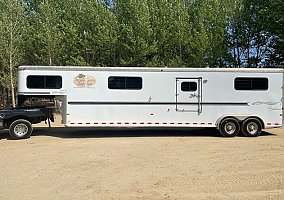 2004 Sundowner Horse Trailer in Buellton, California