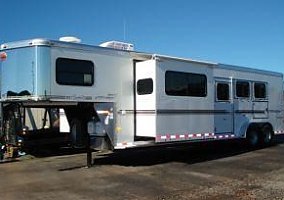 2007 Sundowner Horse Trailer in Lexington, Virginia