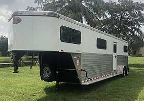 2013 Sundowner Horse Trailer in Wellington, Florida