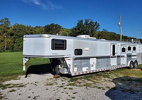 2003 Sundowner Horse Trailer in Butler, Kentucky