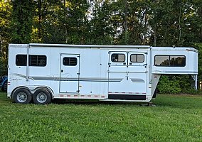 2000 Sundowner Horse Trailer in Sturbridge, Massachusetts