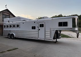 2011 Platinum Horse Trailer in Pacific, Missouri