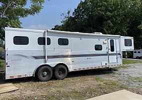 2001 Sundowner Horse Trailer in Columbus, North Carolina