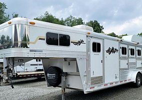 2005 Platinum Horse Trailer in Jefferson, Ohio